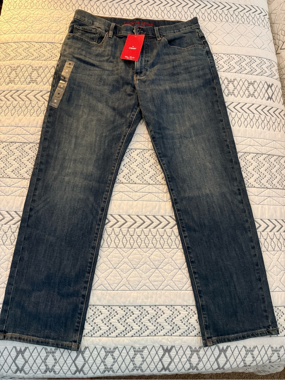 Men's Lucky Brand 221 medium Wash Straight Leg Jeans -33/30. New
